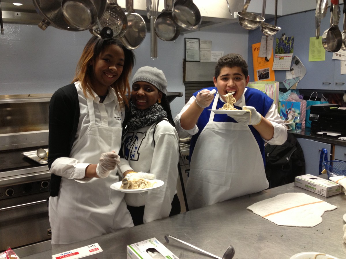 martindeporres_cooking-club_enjoying-pasta-e1412611814817.jpg